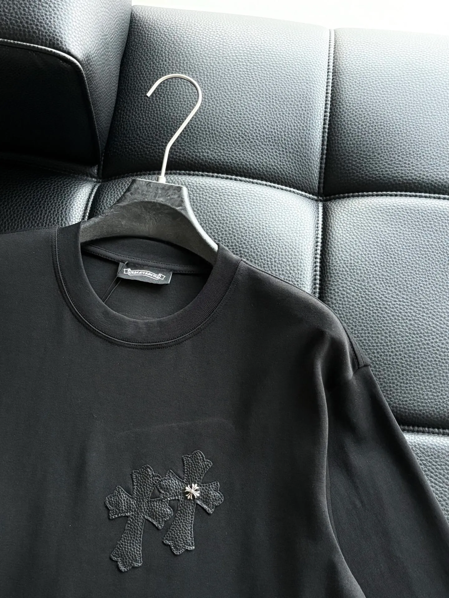 P406 💰Chrome Hearte CH SS new cross horseshoe Chrome Heart Sanskrit three-dimensional patch shows craftsmanship. Double-sided cotton double yarn jersey fabric, custom dyed in the same vat with special bold 32-count double-ply 1X1 thread. .Light luxury, a must-have item for daily commuting for men and women.  Color: Black White Size: M~3x Style No.: 3588